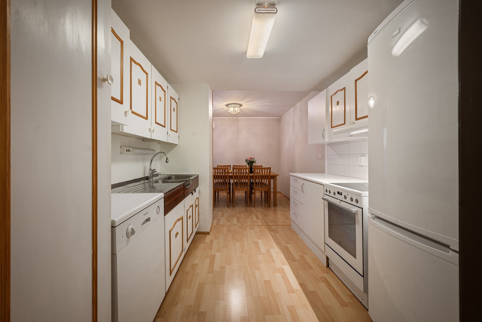 Funksjonelt kjøkken med god skap- og benkeplass Galleribilde