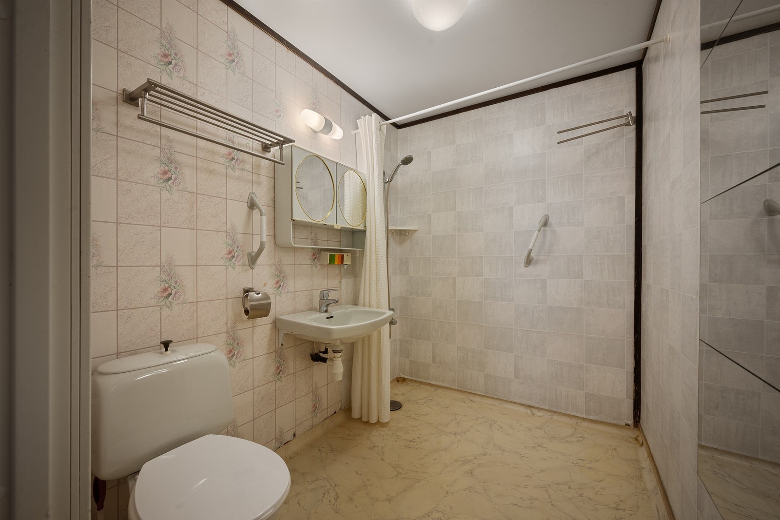 Bad med servant, toalett og dusjløsning Galleribilde