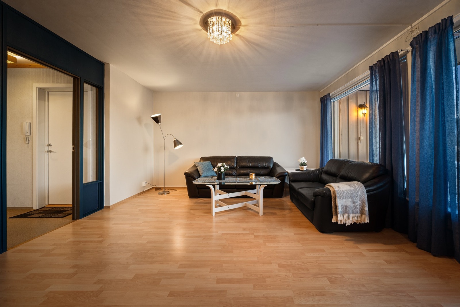 Stuen har gode møbeleringmuligheter Galleribilde