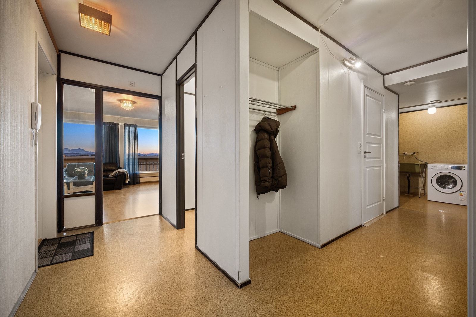 Entre med praktisk skapløsning for oppbevaring Galleribilde