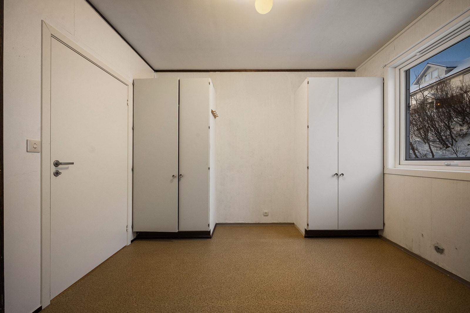 Romslig soverom med skapplass og oppbevaring Galleribilde