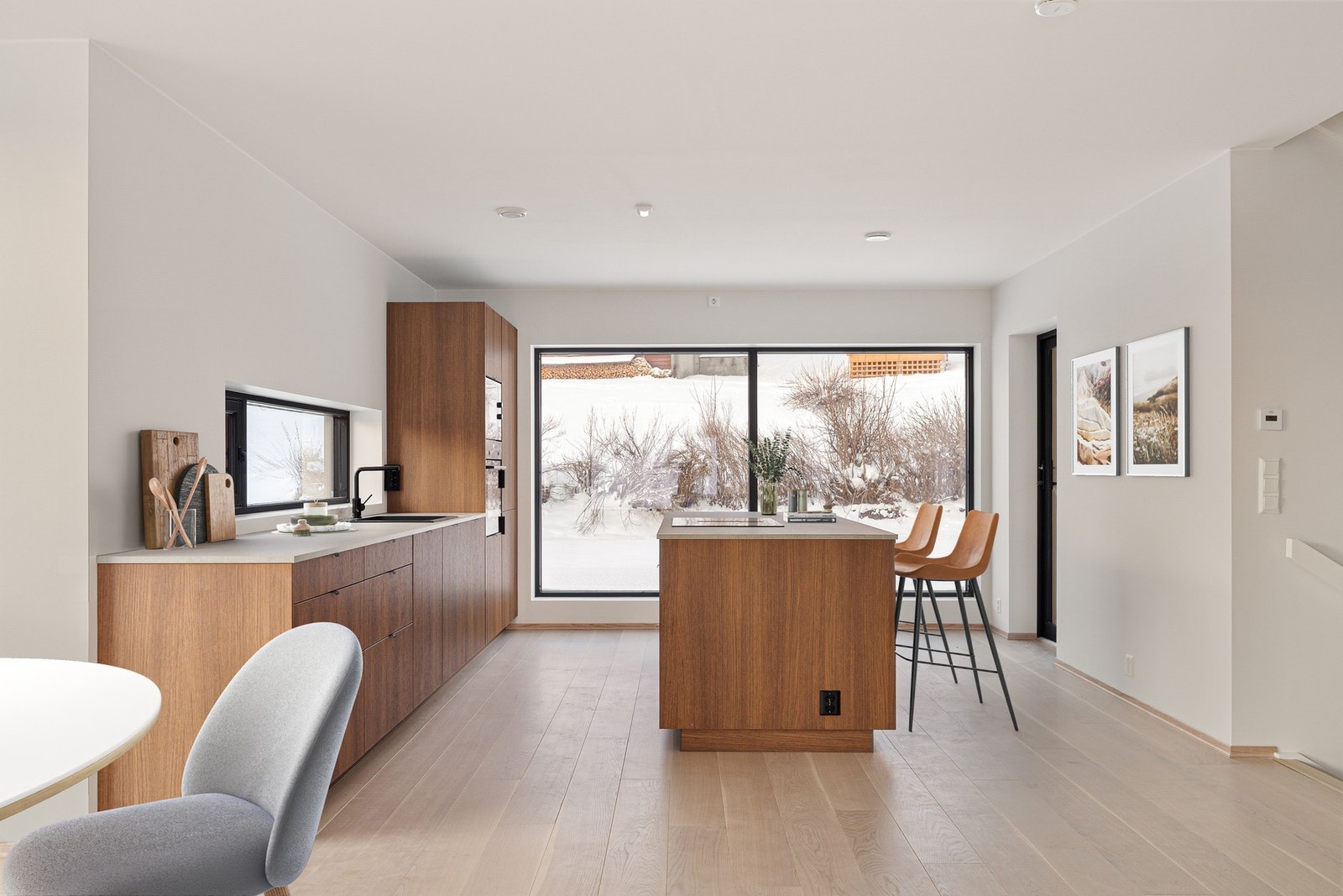 Stort, tysk kvalitetskjøkken fra Rotpunkt. med stor kjøkkenøy. med ekstra uttak for strøm. Galleribilde