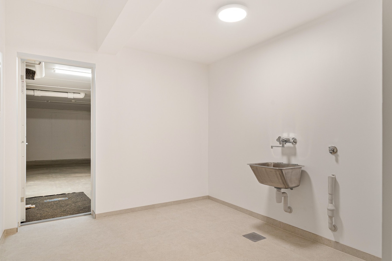 Meget praktisk vaskerom på 9 kvm. rett innenfor garasjeplassene. Galleribilde