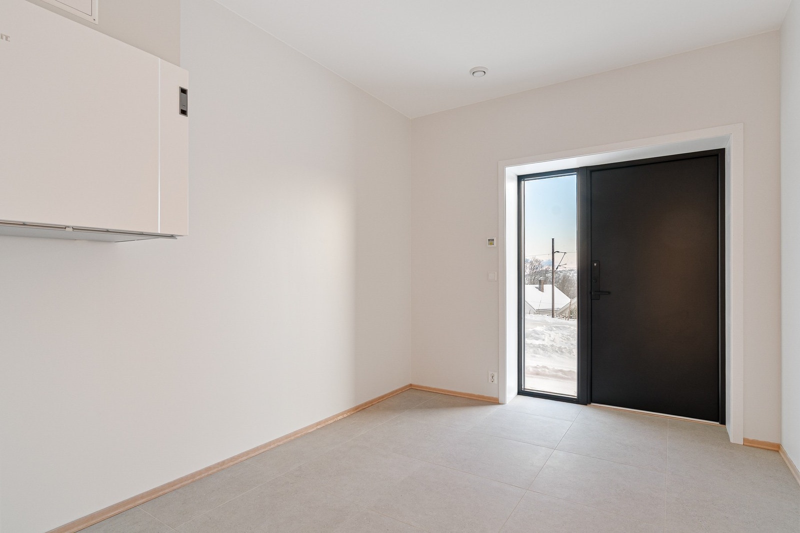 Svært romslig entré på 11 kvm. med inngang fra husets framside. God plass til stor skyvedørsgarderobe. Galleribilde