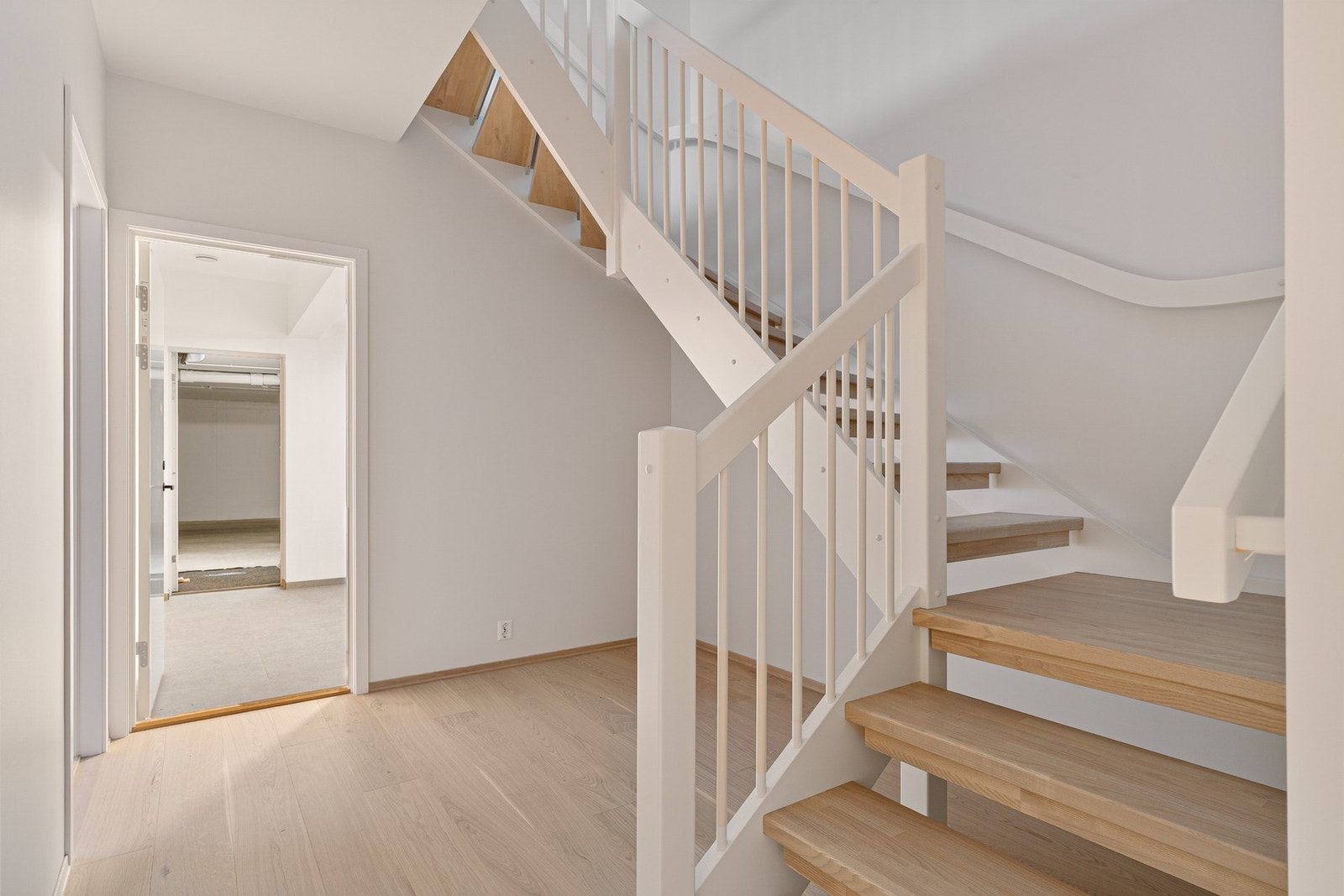 Trapperom ned i sokkeletasjen med direkte utgang til P-kjeller. Galleribilde