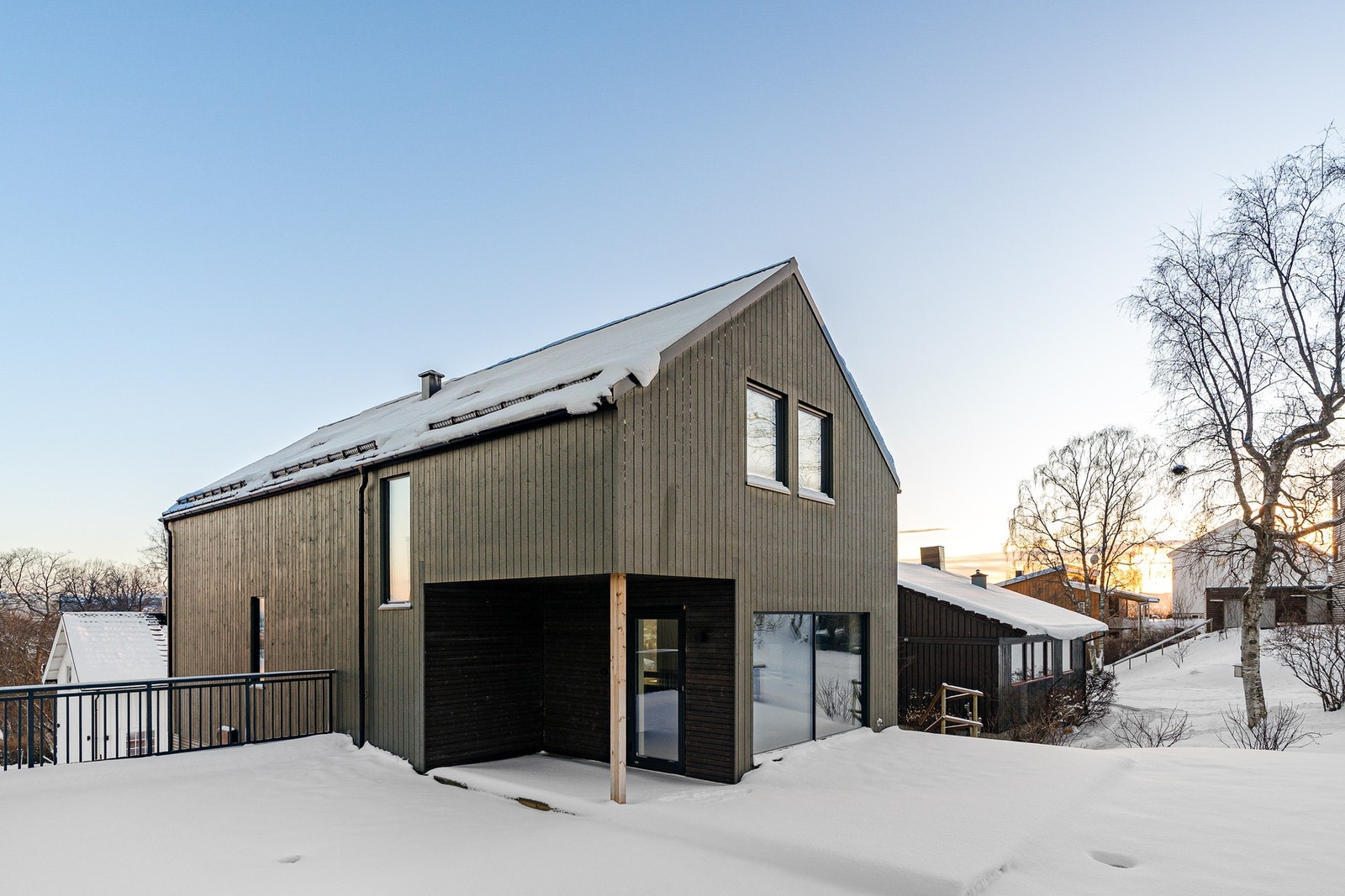 Sørvestvendt terrasse og hageareal oversiden av huset. Uteareal vil deles inn, skjermes ytterligere og ferdigstilles våren -26. Galleribilde