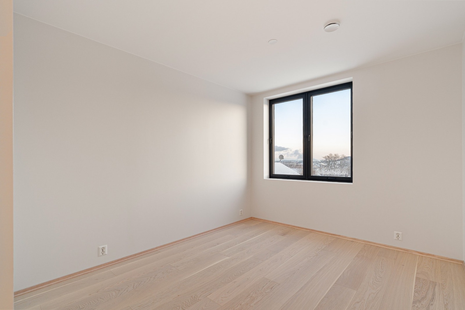 God plass til dobbeltseng, nattbord, garderobeløsning og pult. Nydelig utsikt til byen.- Galleribilde