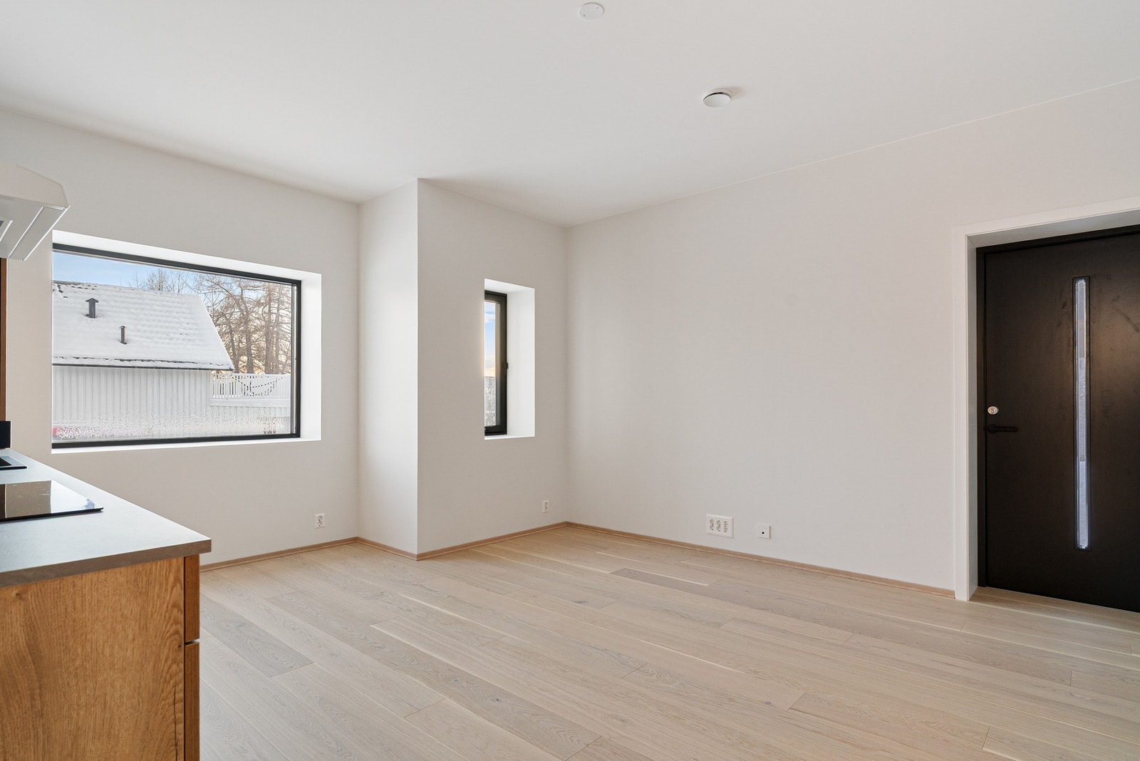 Egen skjermet inngang til leilighet i sokkel som kan leies ut som del av egen bolig. Antatt leieverdi er ca. 15 000,-/mnd. Galleribilde