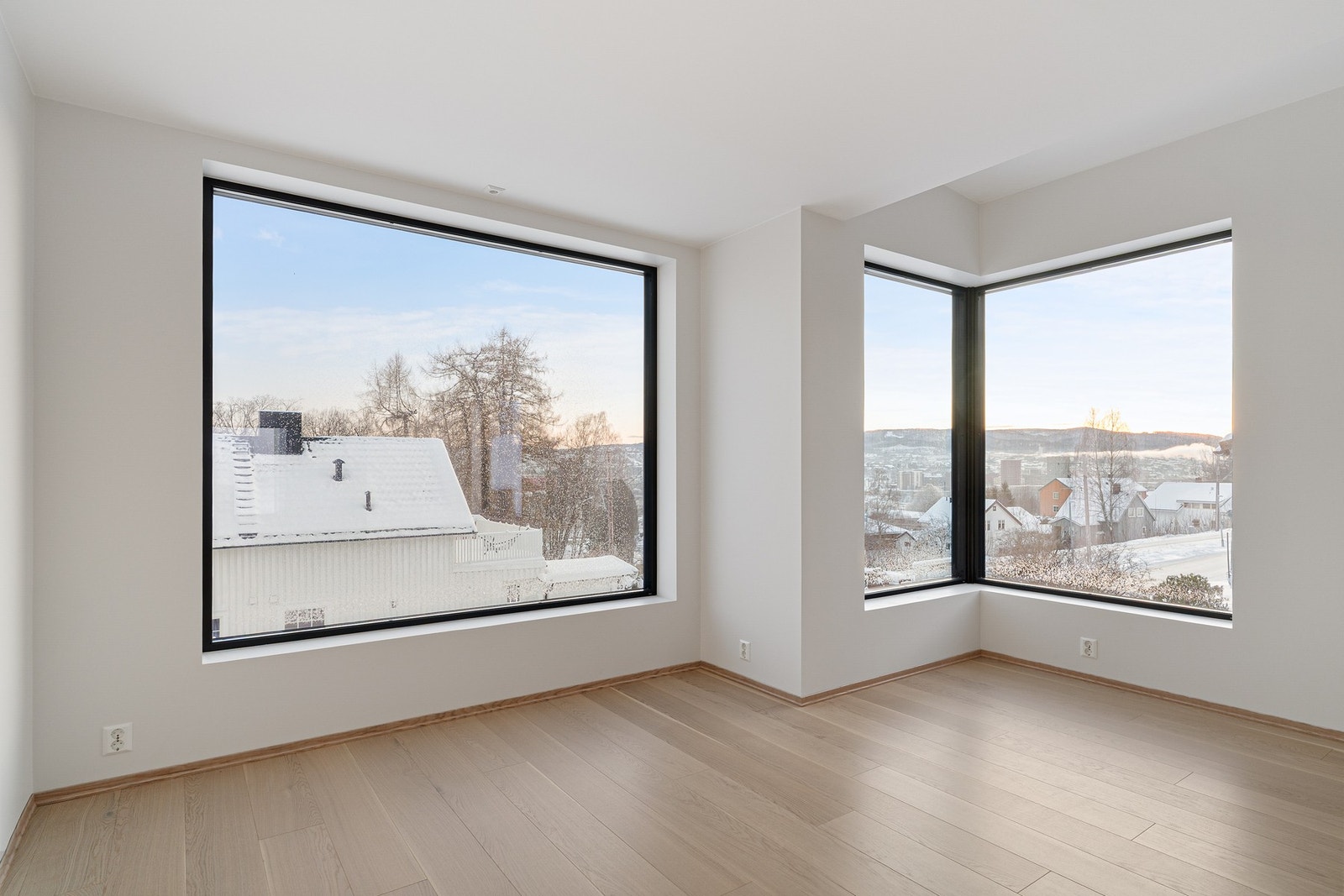 Store vinduer gir rikelig med naturlig lys og utsyn. Galleribilde