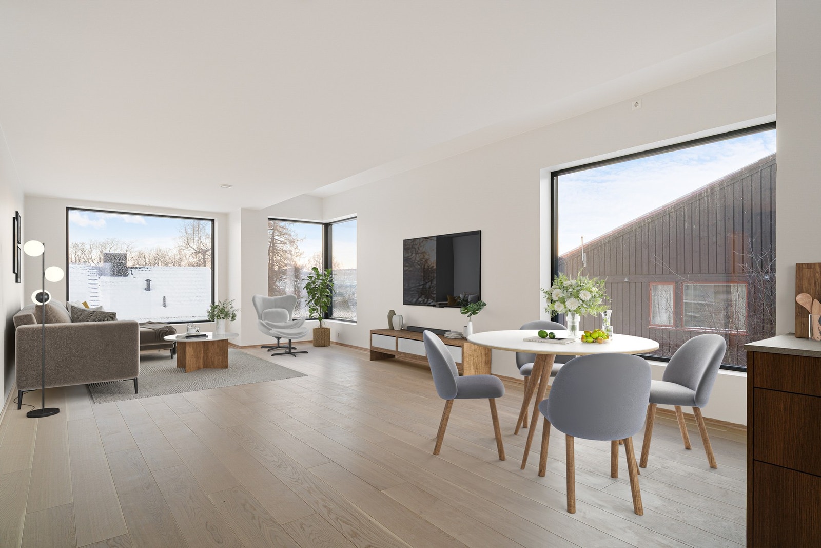 Flott enstavs eikeparkett og elegante sorte vinduskarmer. Galleribilde