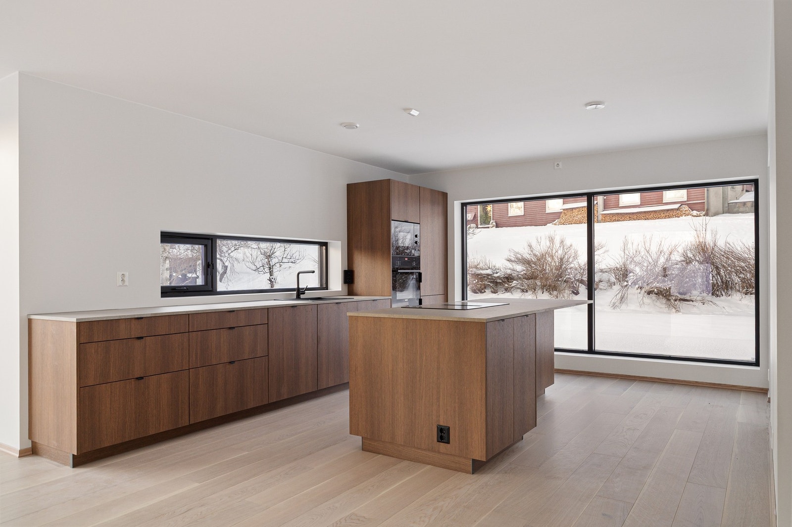 Innholdsrikt og stort kjøkken med integrerte kvalitetshvitevarer fra Siemens. Galleribilde