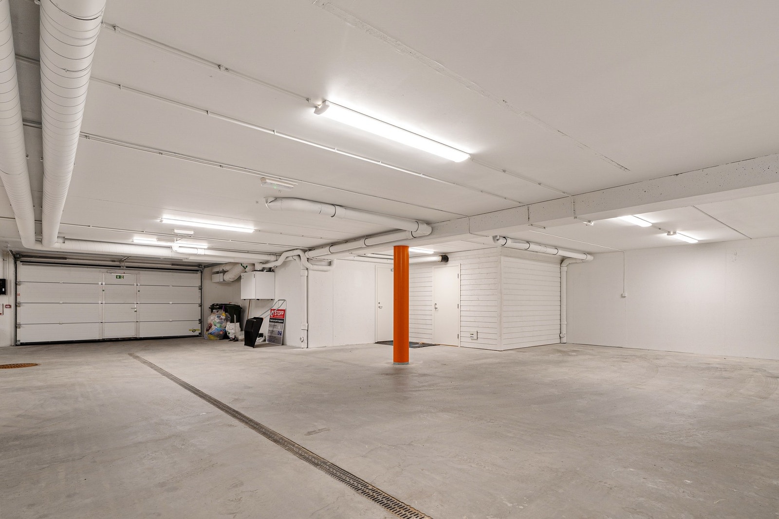 2 parkeringsplasser medfølger i oppvarmet garasjekjeller, i tillegg til en ekstra bod på 8 kvm. Huset disponerer hele arealet man ser i dette bildet. Galleribilde