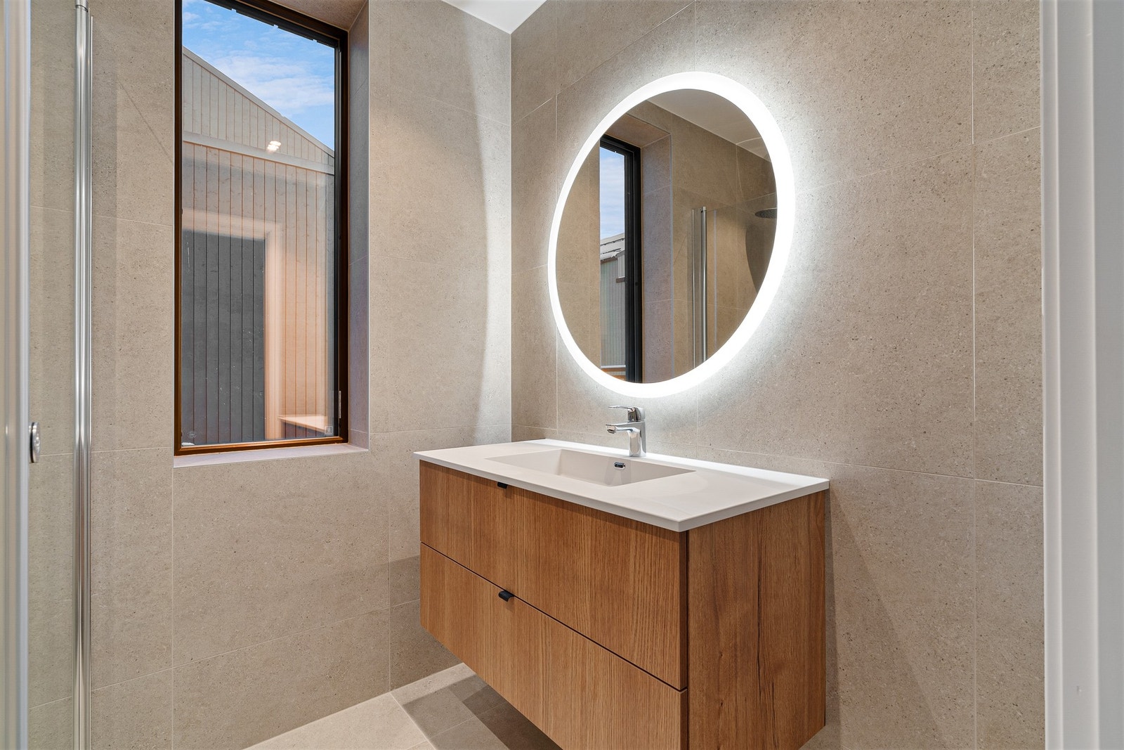 Delikat ensuite-bad med moderne innredning og dusj. Galleribilde