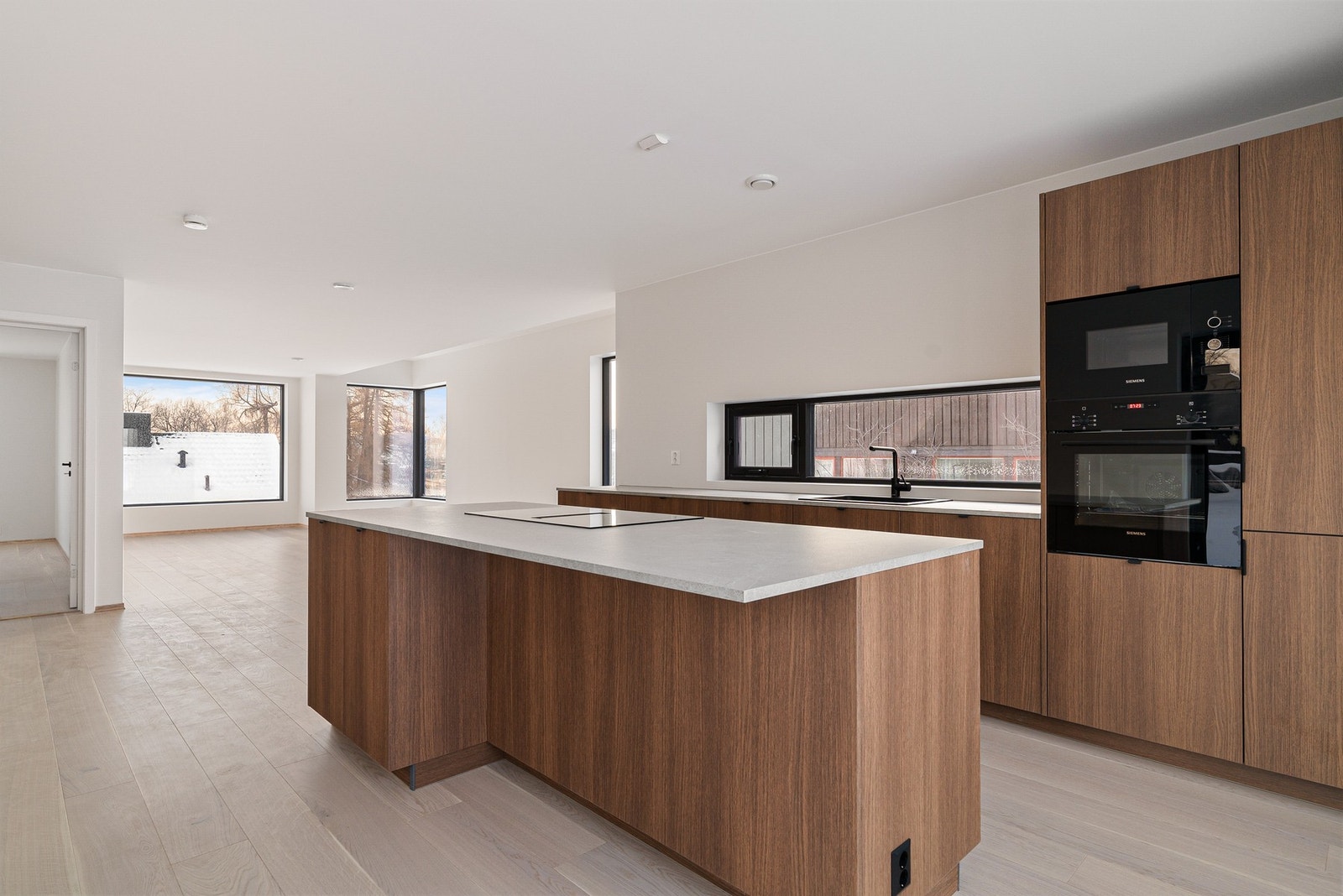 Det er trukket rør for ønsket belysning i stue (downlights eller lysskinner) Galleribilde