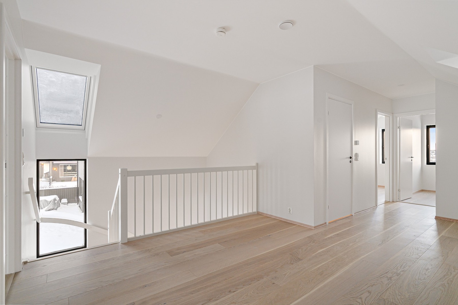 Loftstue/oppholdsrom på 22 kvm. med gjennomlys. Galleribilde