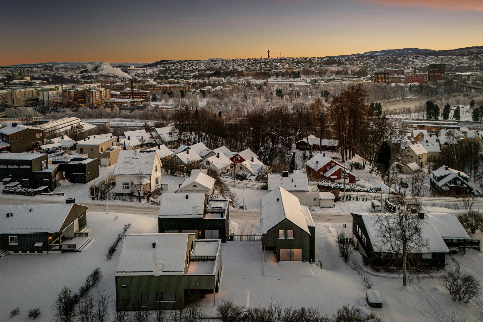 Kort vei til St. Olavs Hospital, NTNU, Lerkendal og sentrum for øvrig. Det er trikkestopp og bussholdeplass kun 2-300 meter fra huset. Galleribilde