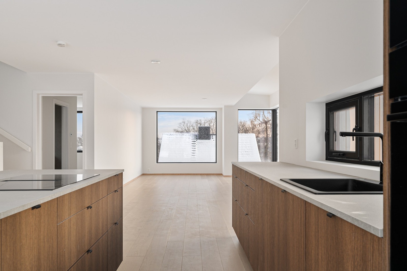 Kjøkken sett mot stue - En åpen og sosial løsning. Galleribilde