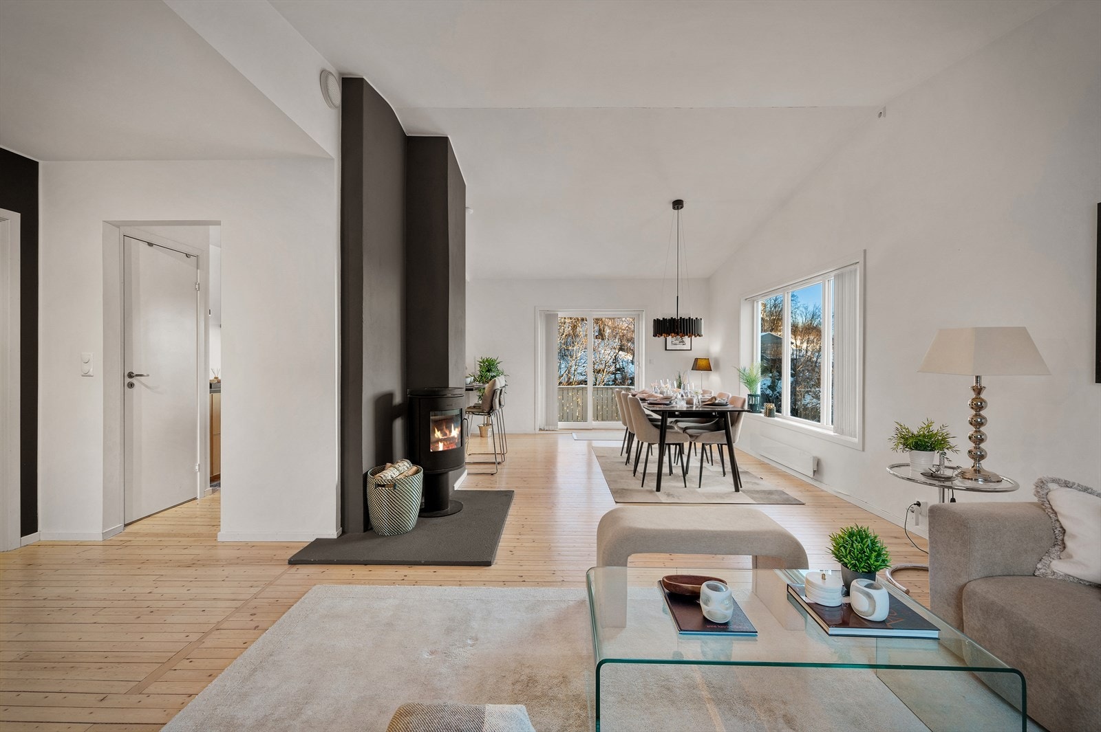 - Imponerende takhøyde på 3,17m på det høyeste punktet gir rommet en åpen og luftig atmosfære - Galleribilde