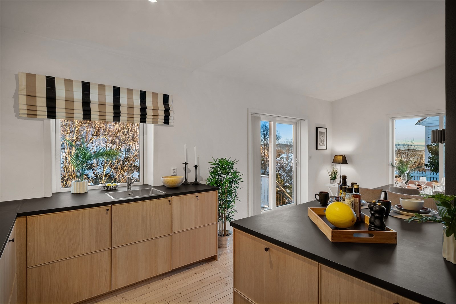 - Vinduene sørger for at det slippes rikelig med naturlig lys inn i stue og kjøkken - Galleribilde