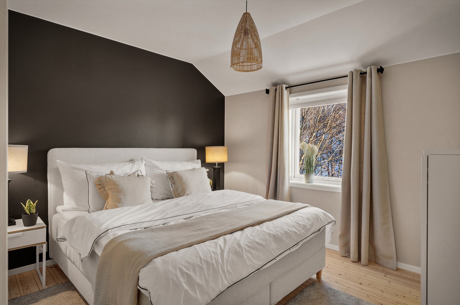 - Boligen har tre romslige soverom. Hovedsoverommet måler 11,3 m² - Galleribilde