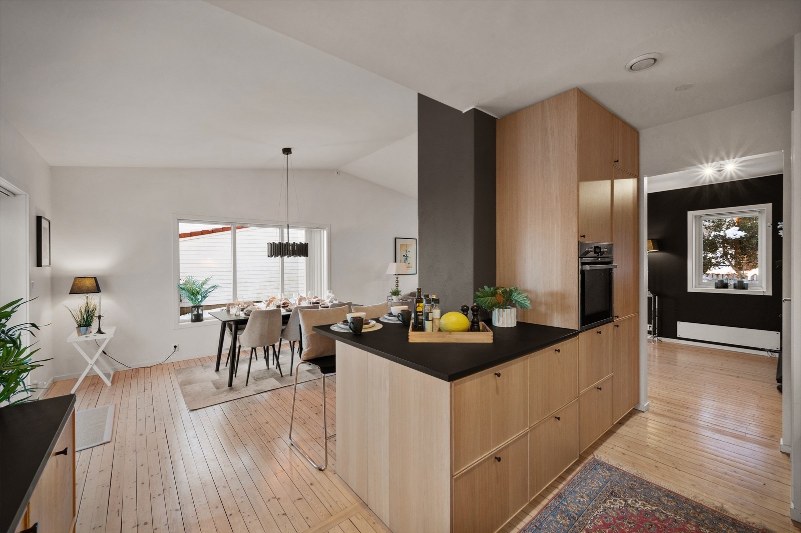 - Et kjøkken som byr inn til hyggelige middagsbesøk med familie og venner - Galleribilde