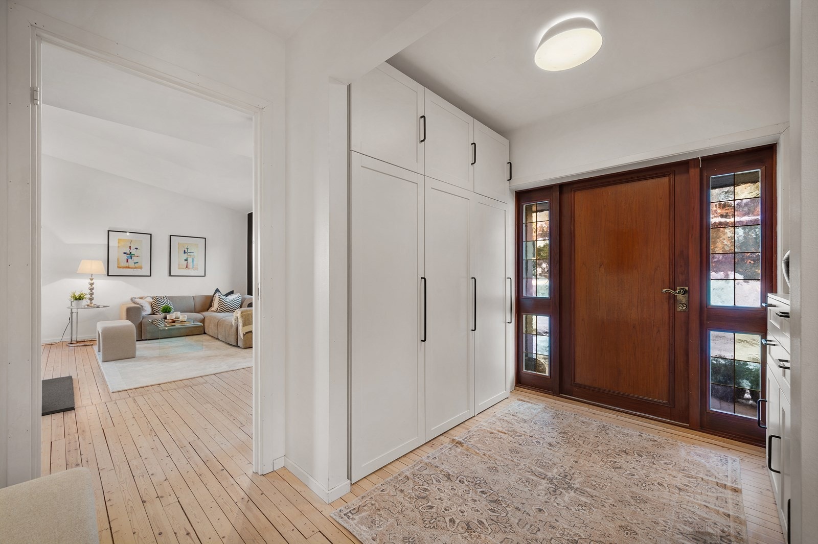 - Generøs oppbevaringsløsning som gir godt med plass til klær og yttertøy - Galleribilde