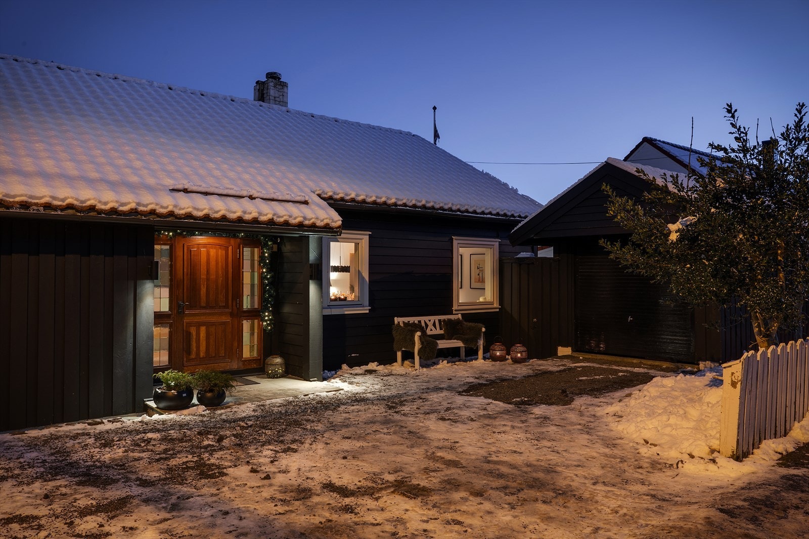 - Gode parkeringsmuligheter i garasje og ellers på egen tomt. Det er trukket frem strøm i garasje slik at det kan etableres elbil-lader - Galleribilde