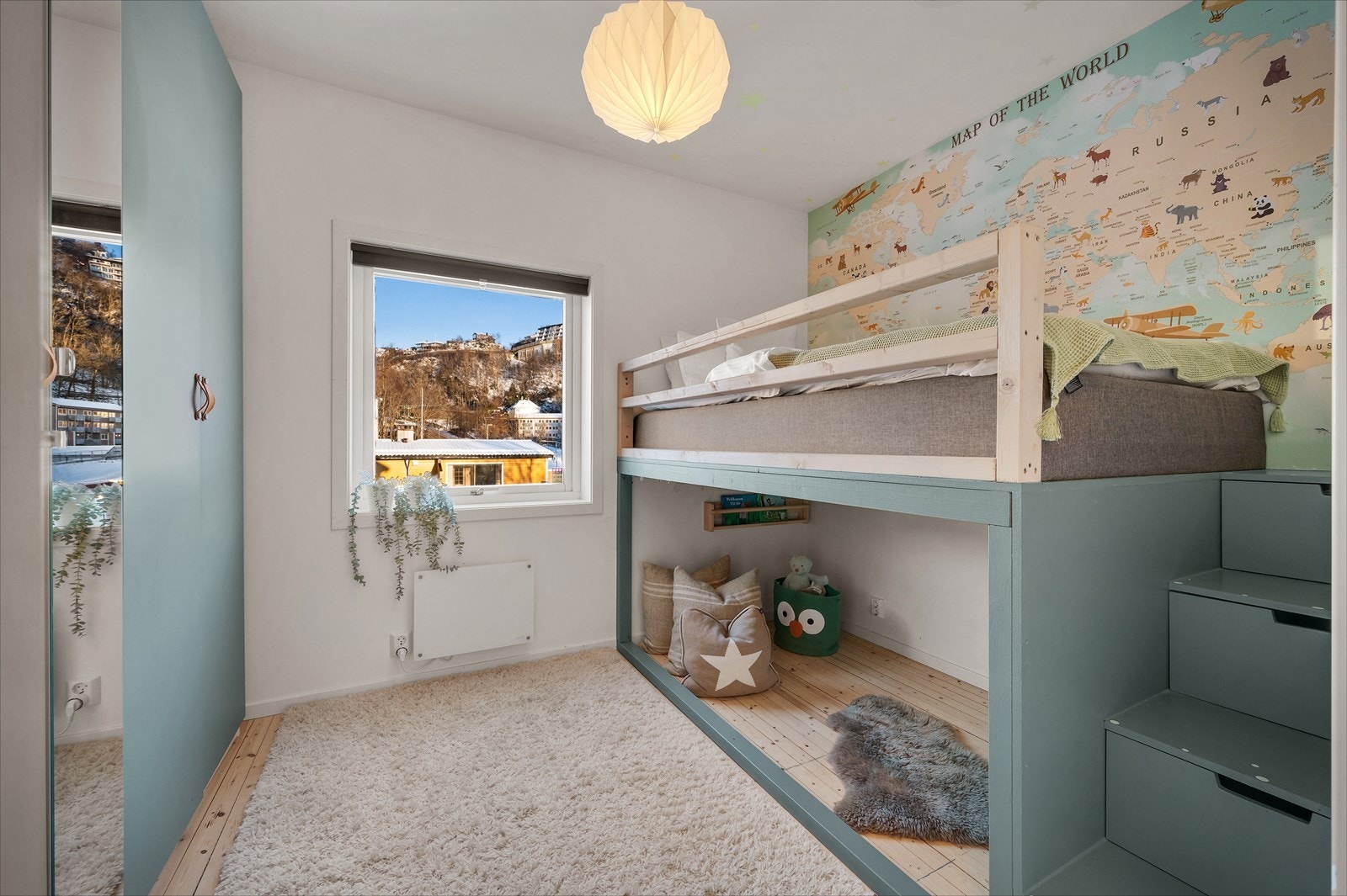 - Her er det svært gode oppbevaringsmuligheter for klær, leker og annet i garderobeskap og skuffer under trappen - Galleribilde