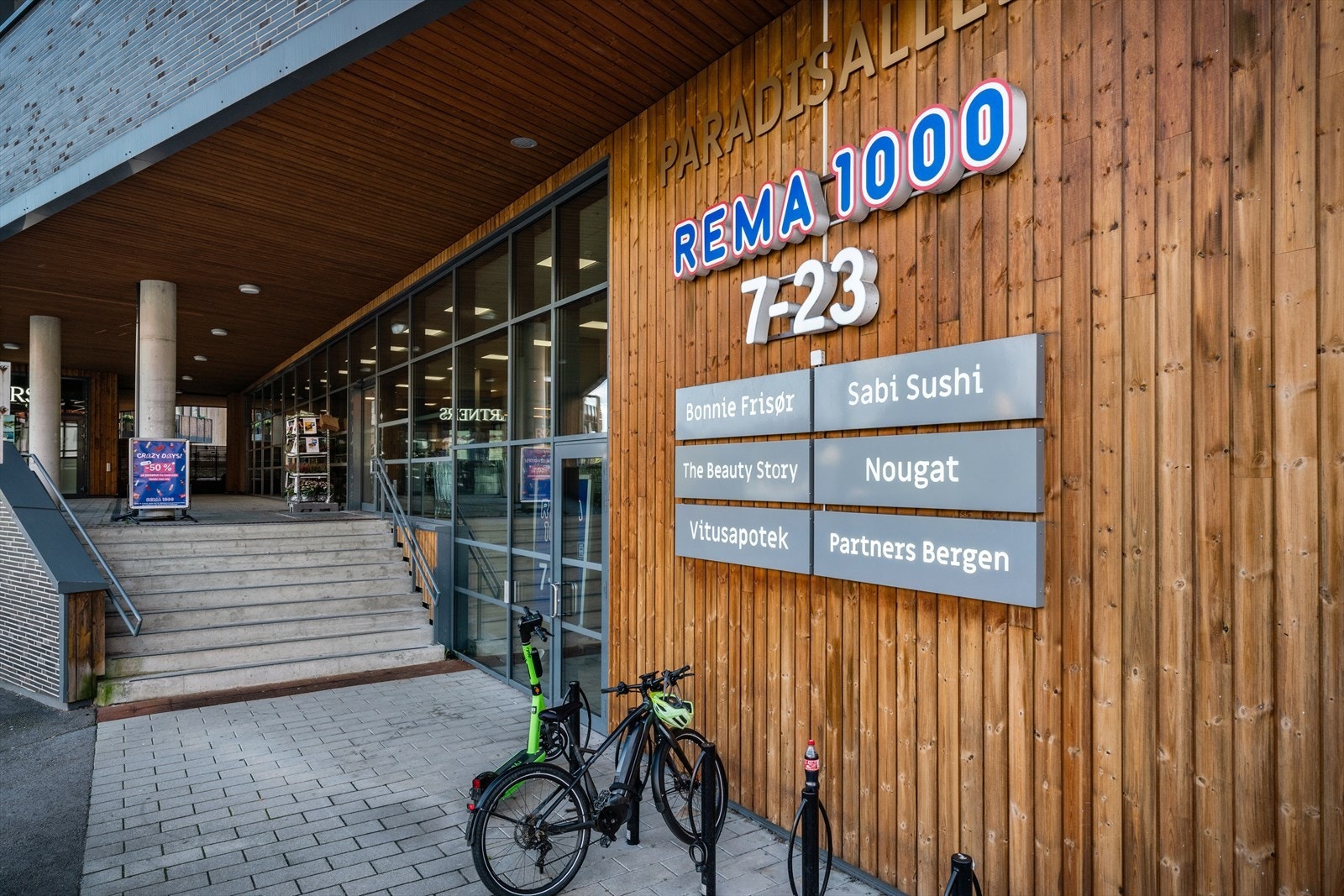 - 4 minutters kjøring til Rema 1000, apotek, frisør, neglesalong og Sabi Sushi - Galleribilde