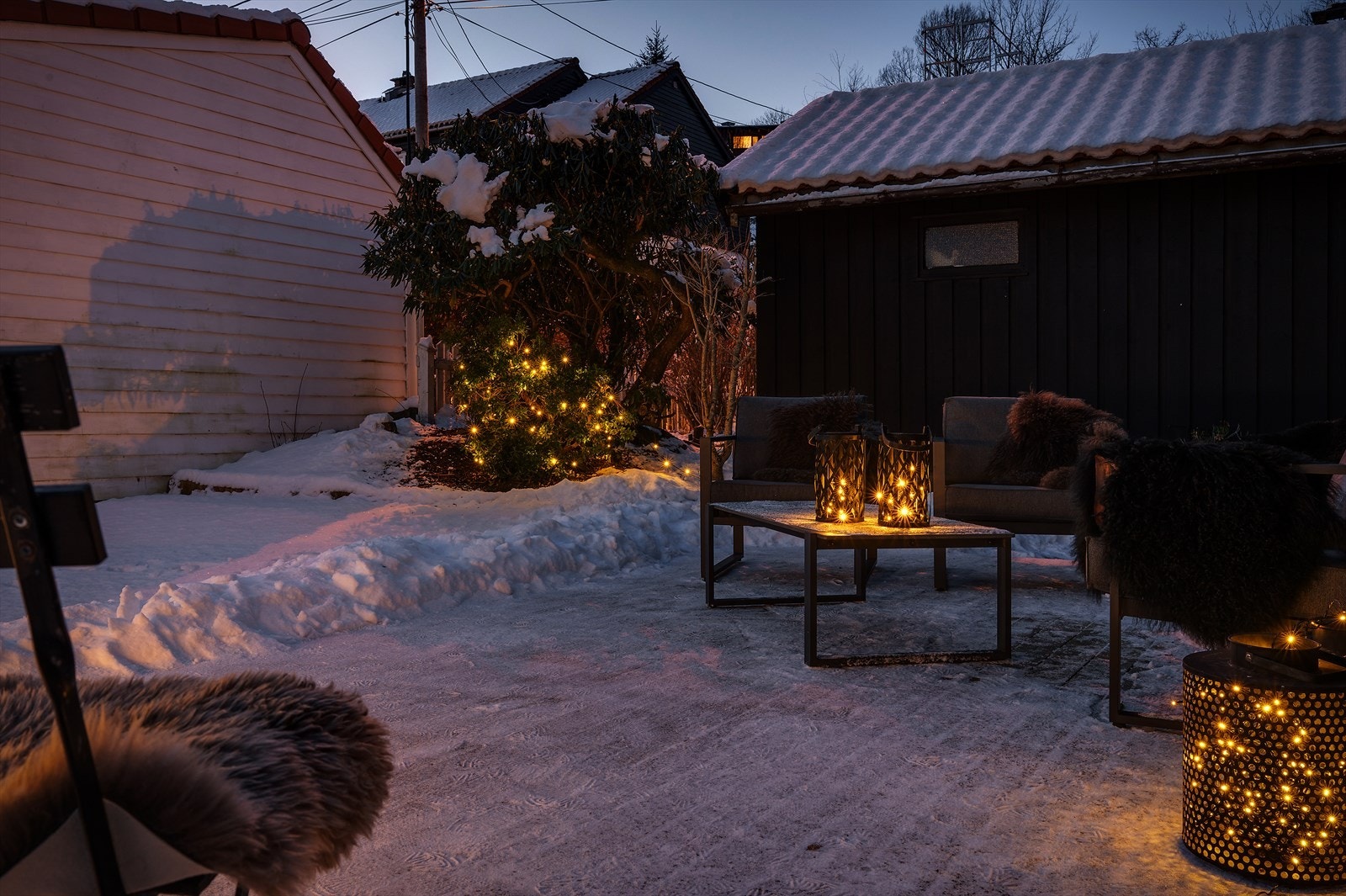 - Terrassen er også magisk på kveldstid når lyktene lyser opp - Galleribilde