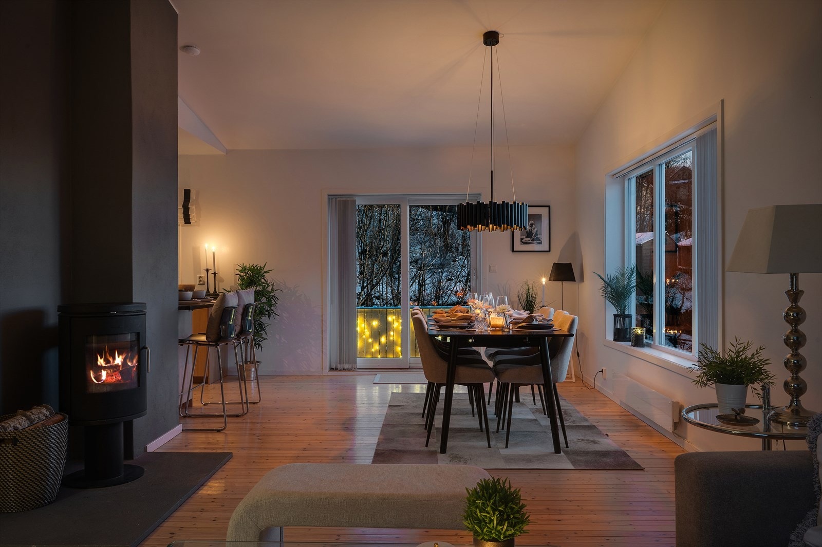 - Vedovnen varmer godt samtidig som den bidrar til lavere strømkostnader, og skaper en lun og koselig stemning - Galleribilde