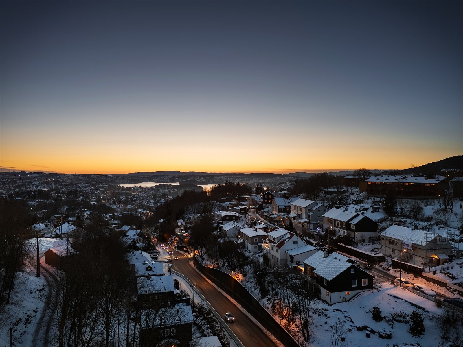 - Ikke langt fra boligen starter turstien til Nubben, som også går videre til Ulriken. Ved Nubbevannet kan du bade om sommeren eller gå på skøyter om vinteren - Galleribilde