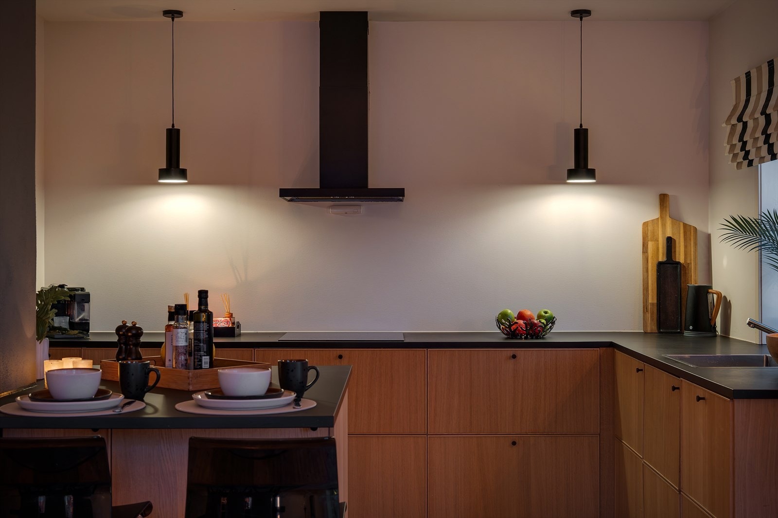 - Rålekkert kjøkken fra 2020 med slette fronter og benkeplate i laminat - Galleribilde