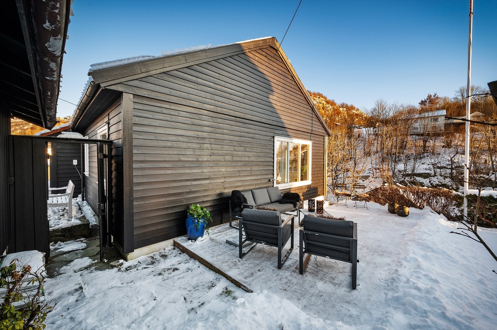 - Ellers er uteområdet pent opparbeidet med busker og noe steinbelagt bakke - Galleribilde