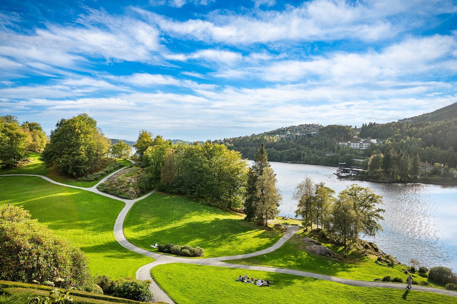 - Her kan både små og store boltre seg i nydelige omgivelser på sommerstid - Galleribilde