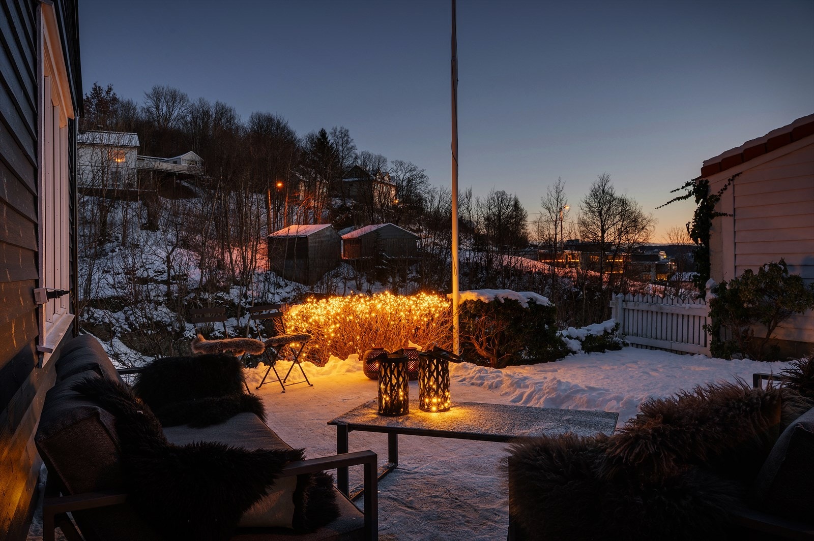 - Uteplassene er virkelig et høydepunkt! Her er det både altan, terrasse og skjermet hage - Galleribilde