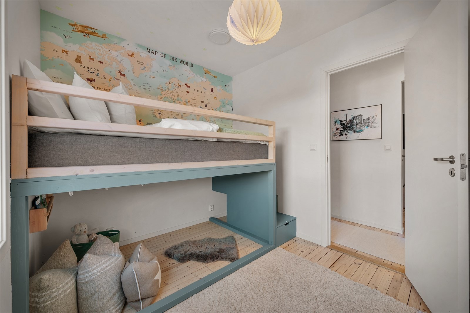 - Rommet er smart utnyttet med plassbygget seng og egner seg utmerket som barnerom - Galleribilde