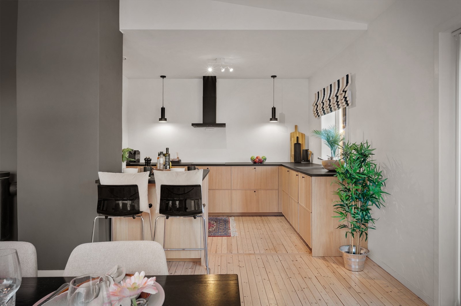 - Selger har supplert kjøkkenet med en svært praktisk kjøkkenøy - Galleribilde