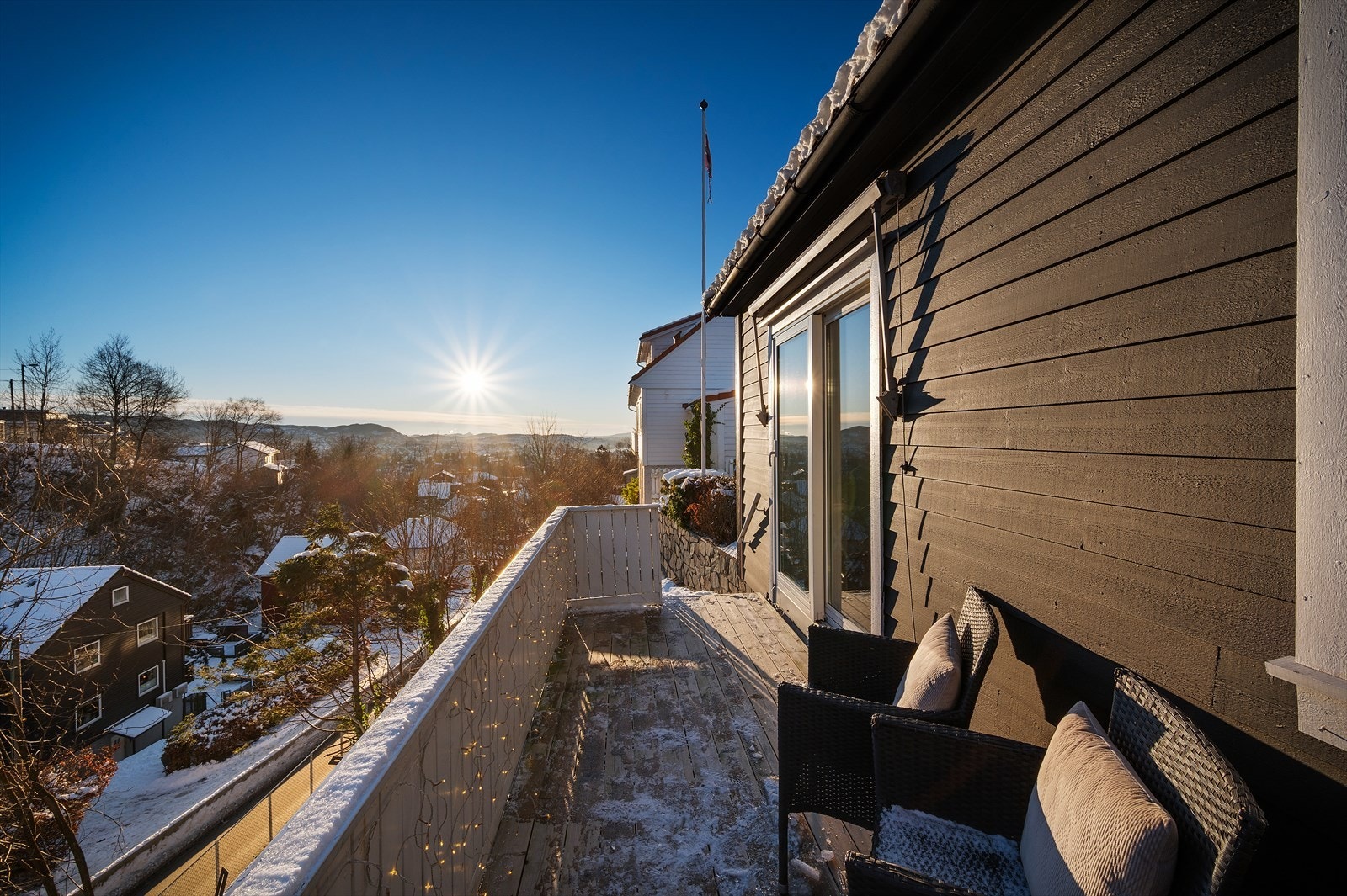 - Fra stue og kjøkken er det utgang til en flott altan på 10,4 m² med vakker utsikt - Galleribilde