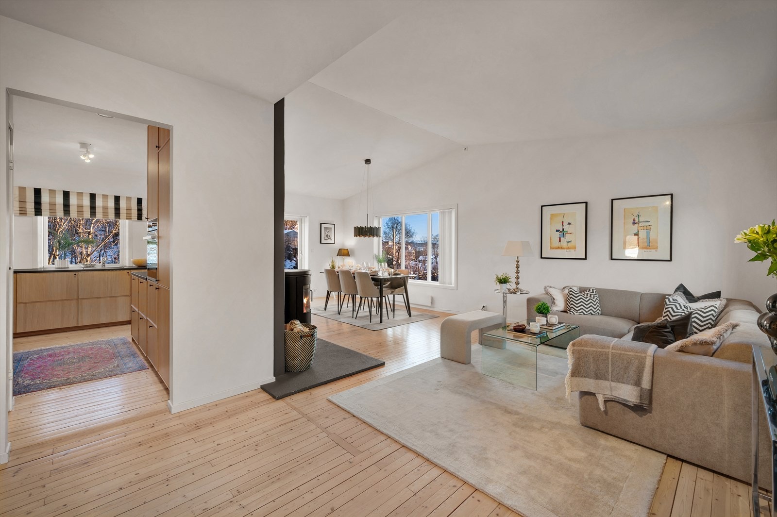 - Stue og kjøkken, som er hjemmets naturlige samlingspunkt, har en praktisk og sosial planløsning for hele familien - Galleribilde