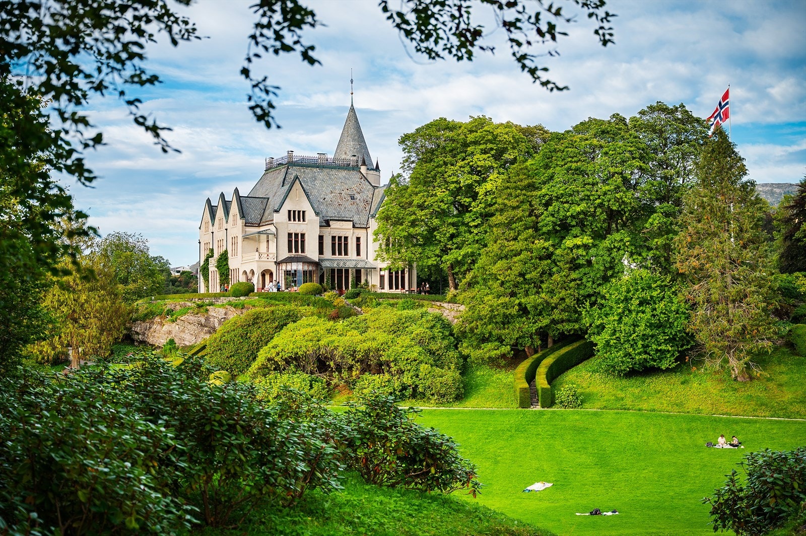 - Fra boligen er det kort vei til historiske Gamlehaugen - Galleribilde