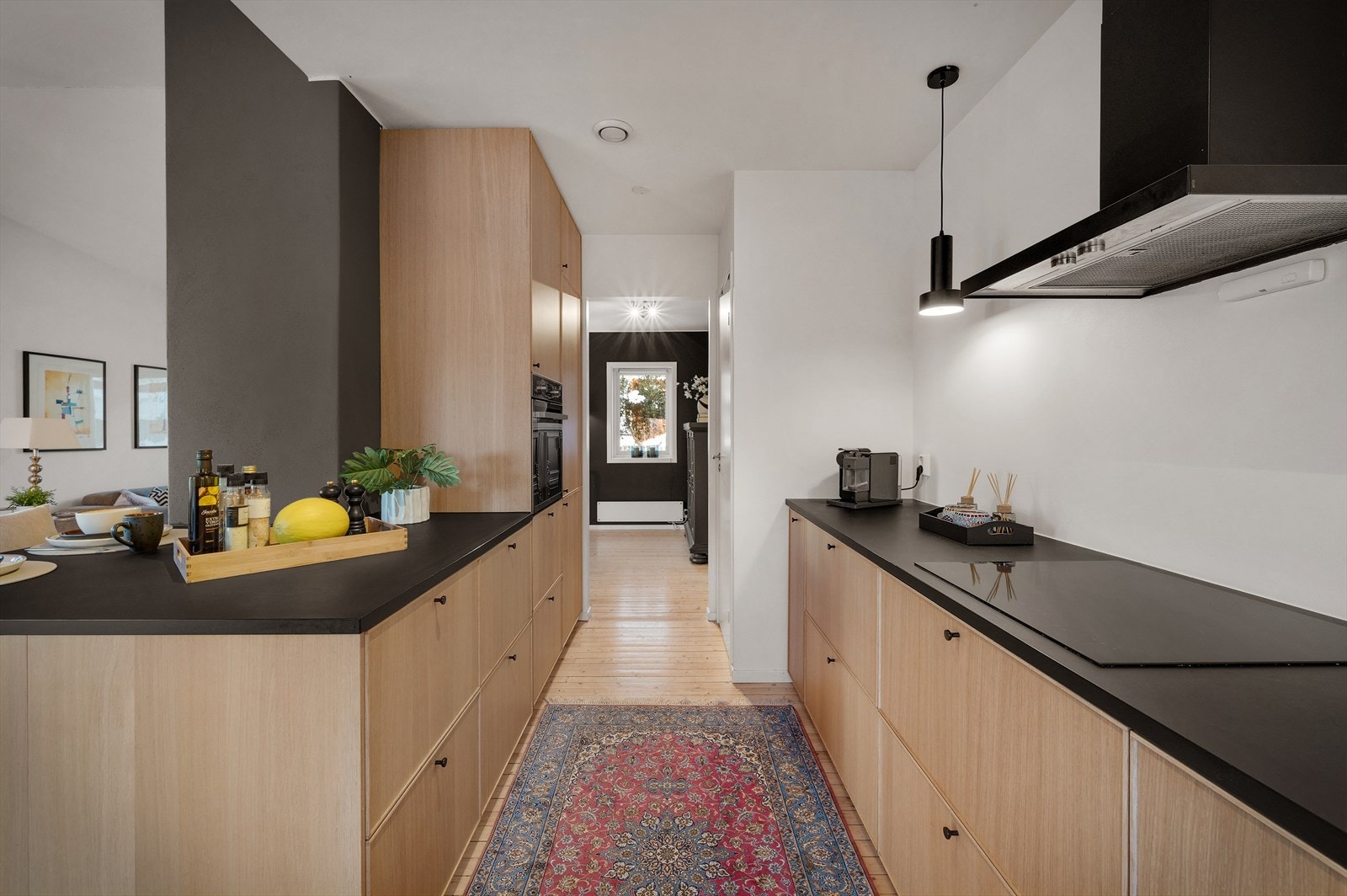 - Her er det rikelig med både skap- og benkeplass - Galleribilde