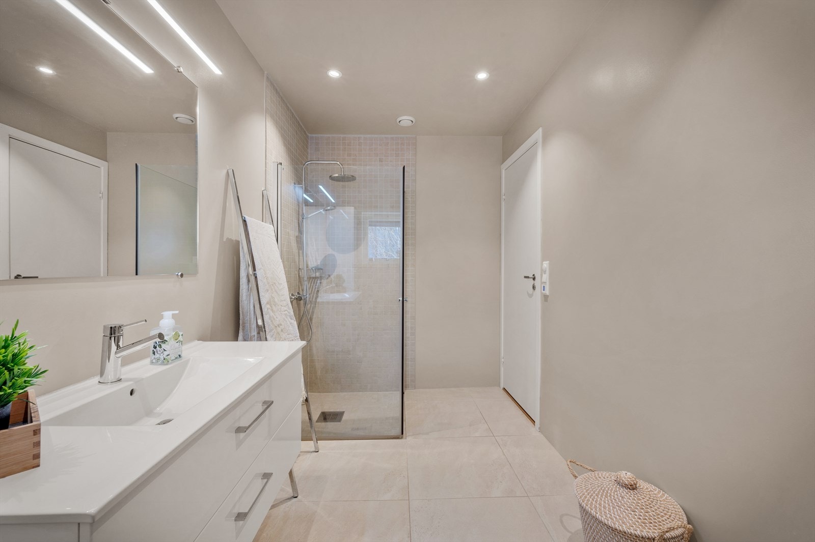 - Lyset over speilet sørger for god belysning til travle morgener - Galleribilde