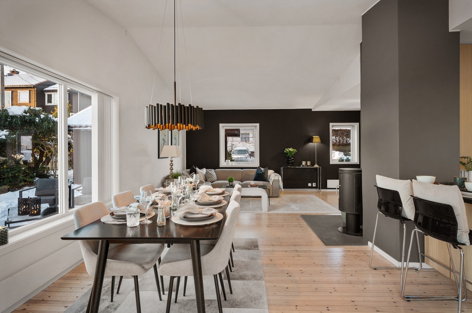 - Det gjennomgående heltré gulvet setter særpreg på boligen - Galleribilde