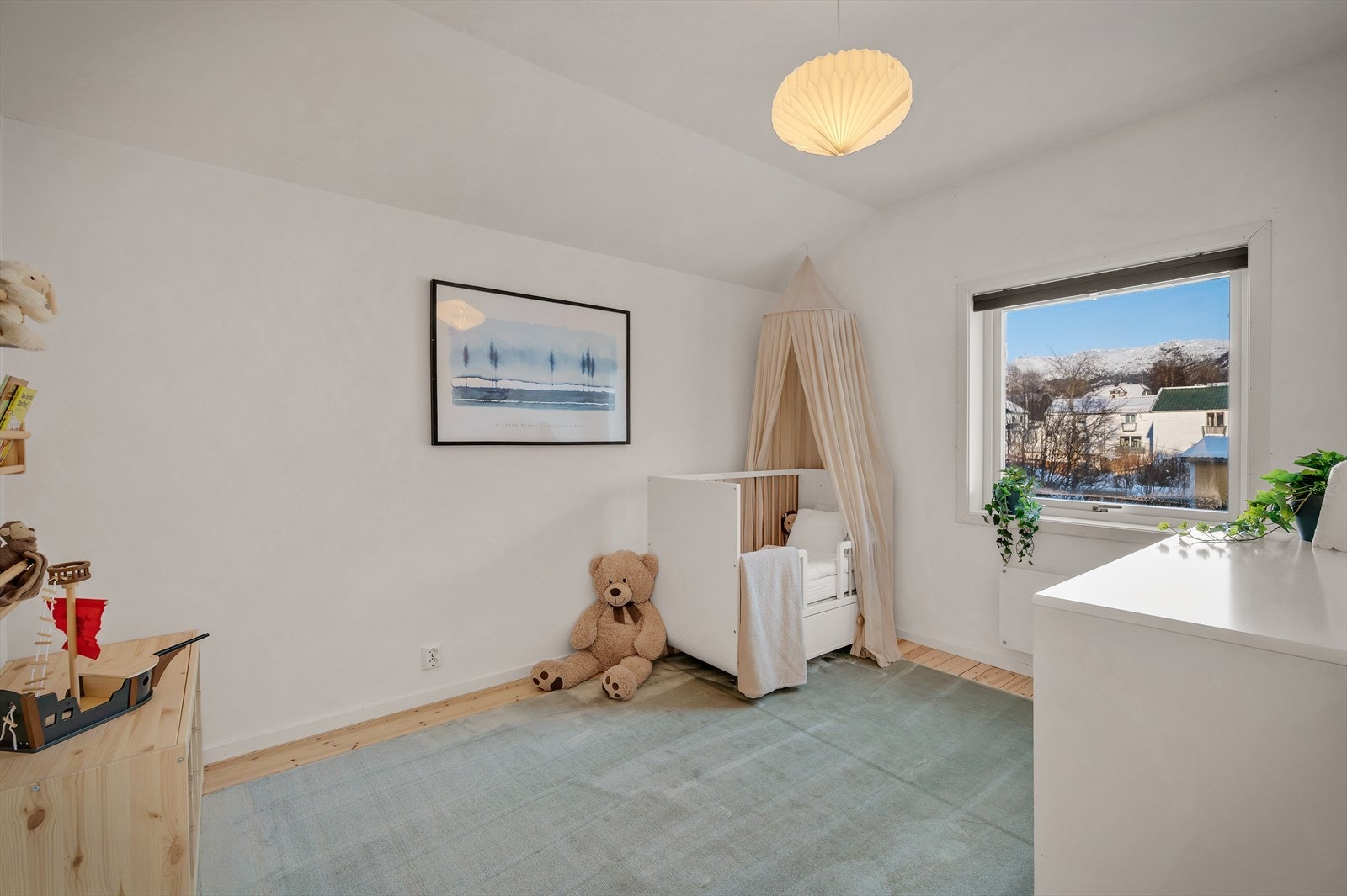 - Det tredje soverommet er romslig og byr på god plass til både dobbeltseng, garderobe og ønsket møbelement - Galleribilde