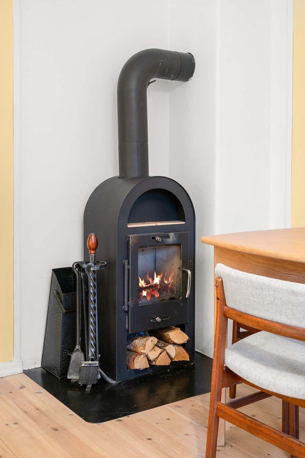 Peisen i stuen er perfekt til de kaldere vinterdagene. Galleribilde