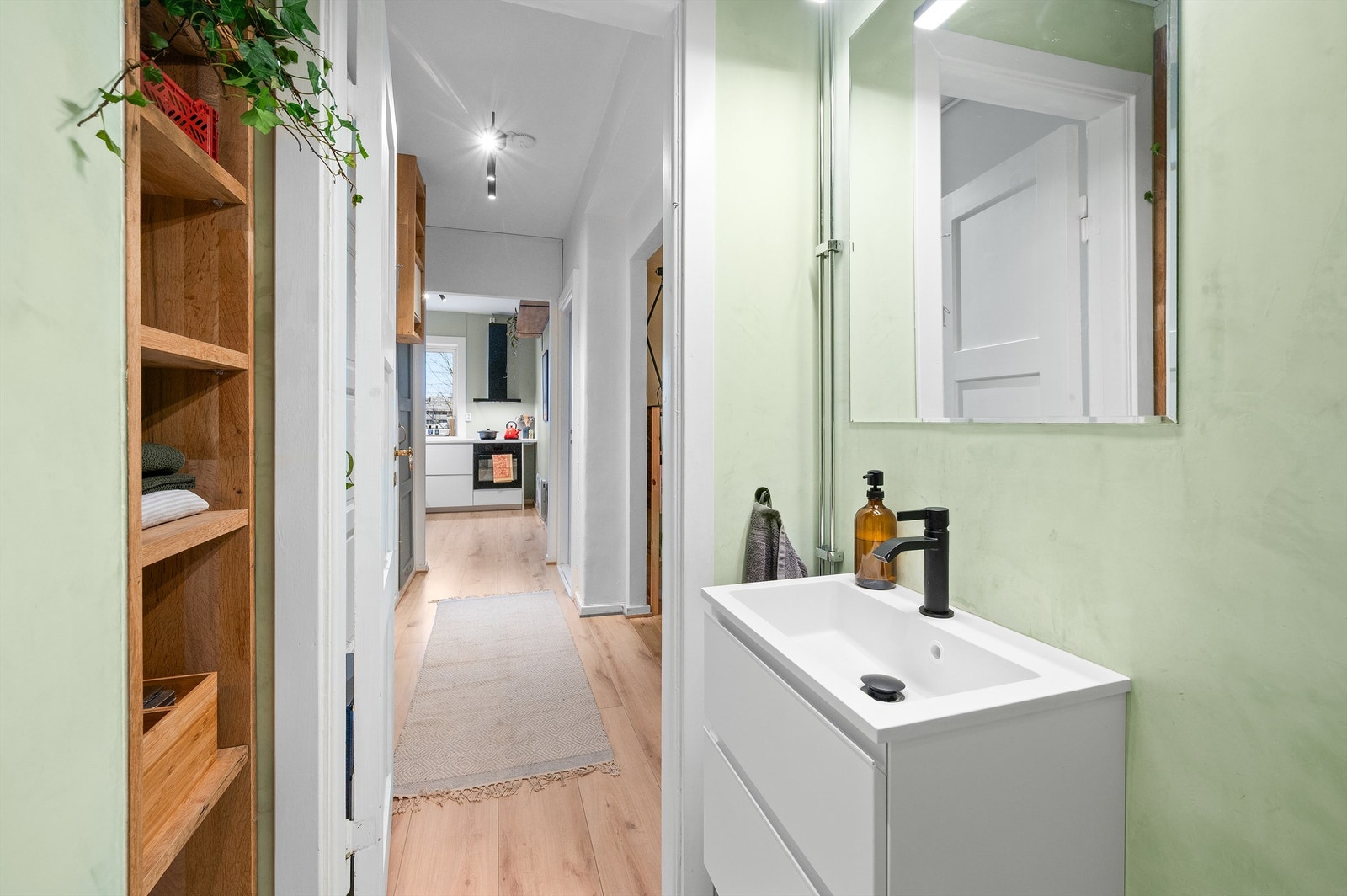 Innredningen består av vegghengt servantinnredning med skuffer, praktisk hylle og dusjhjørne med hånd- og regndusj. Galleribilde