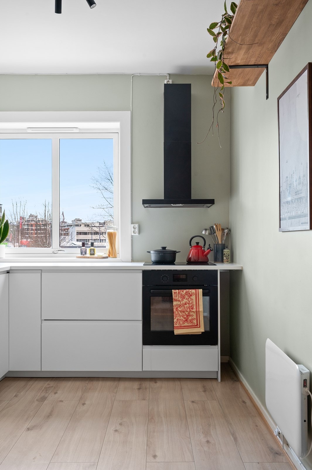 Det er godt med benkeplass og integrerte hvitevarer som oppvaskmaskin, stekeovn med platetopp i tillegg til frittstående kjøleskap. Galleribilde