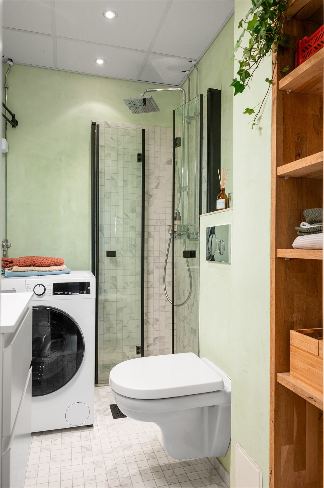 Gulvet har elektriske varmekabler og er belagt med fliser og det er downlights i himling. Videre er det opplegg for vaskemaskin. Galleribilde