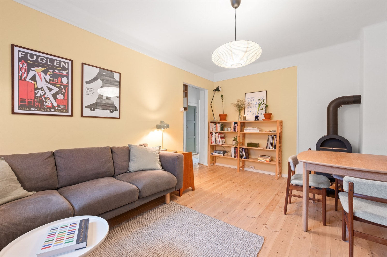 Leiligheten er gjennomgående og ligger i høy første etasje, mot rolig idyllisk bakgård og sidegate nesten uten trafikk. Galleribilde